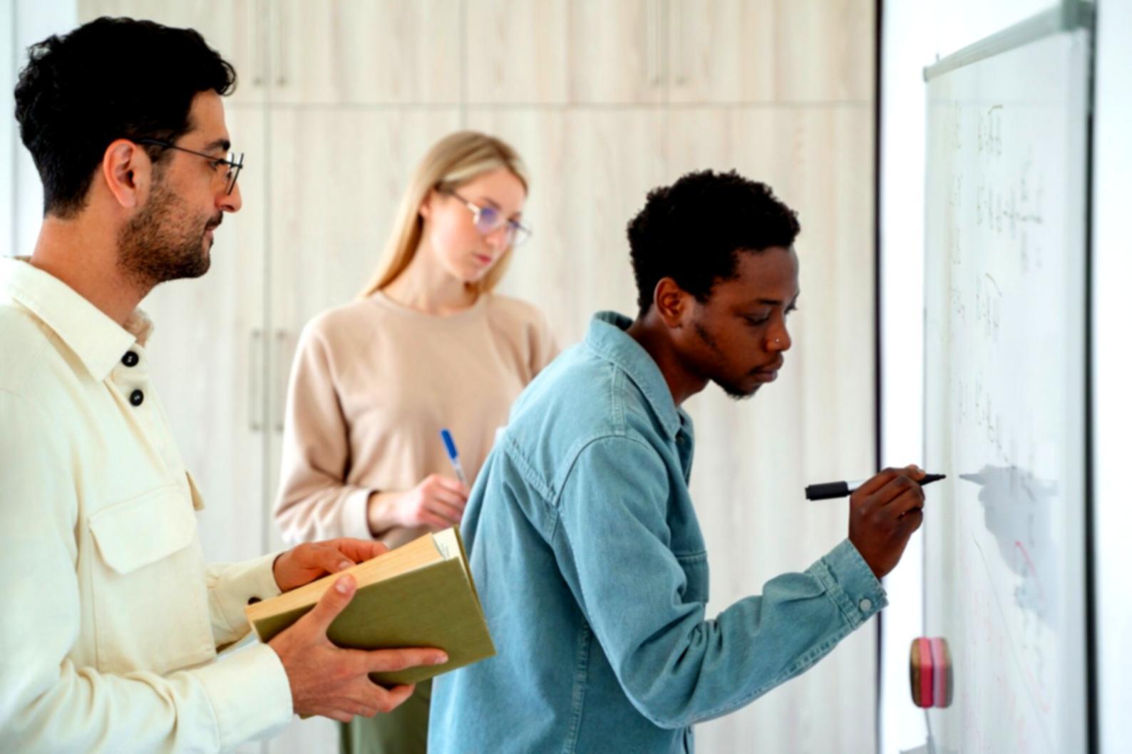 Freundliche Beratungsatmosphäre für finanzielle Bildung